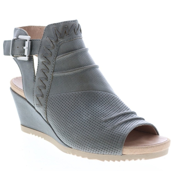 EARTH ๐๐ฃAttalea Bonaire Sandals in Light Blue (like gray) - Picture 3 of 17